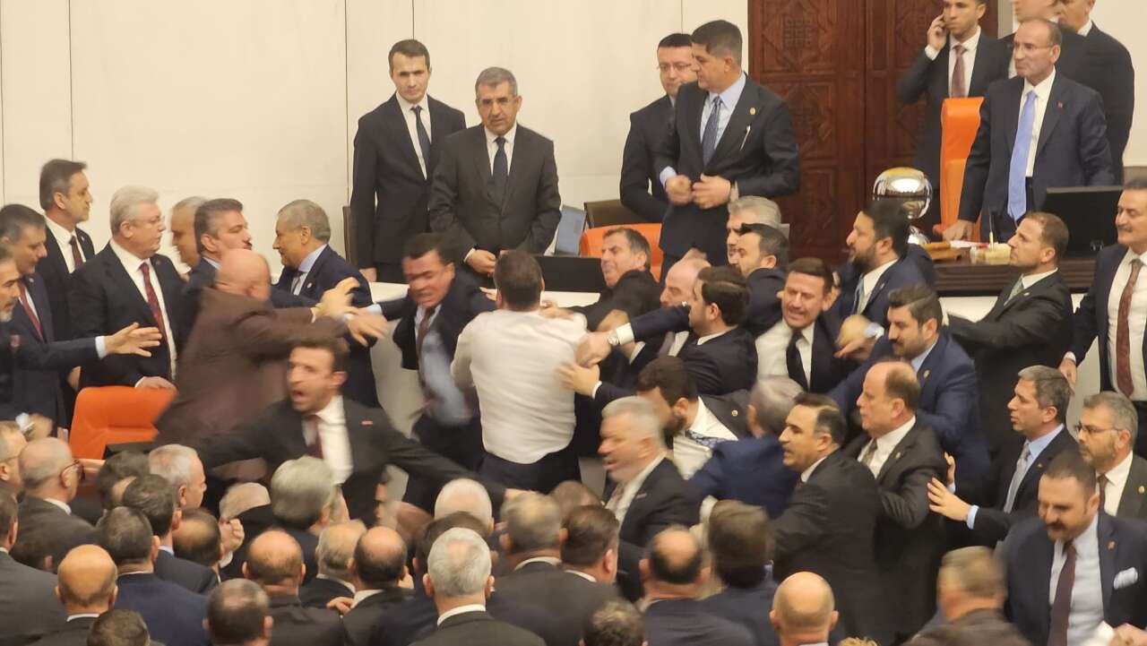 Meclis'te Akın Gürlek kavgası: Osman Gökçek sahnede 11